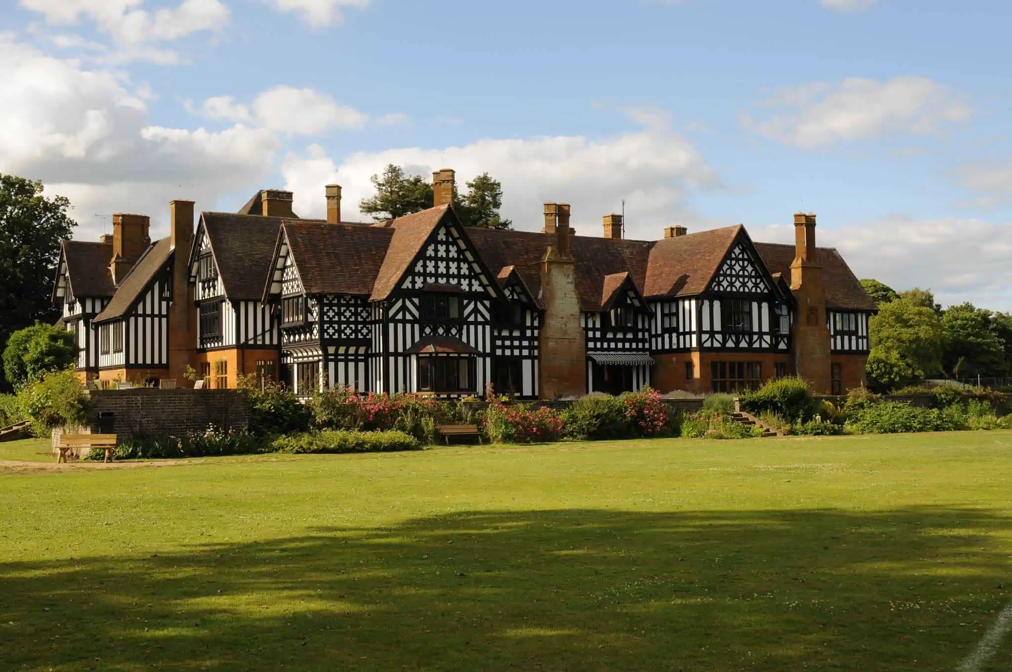 Akeley Wood School