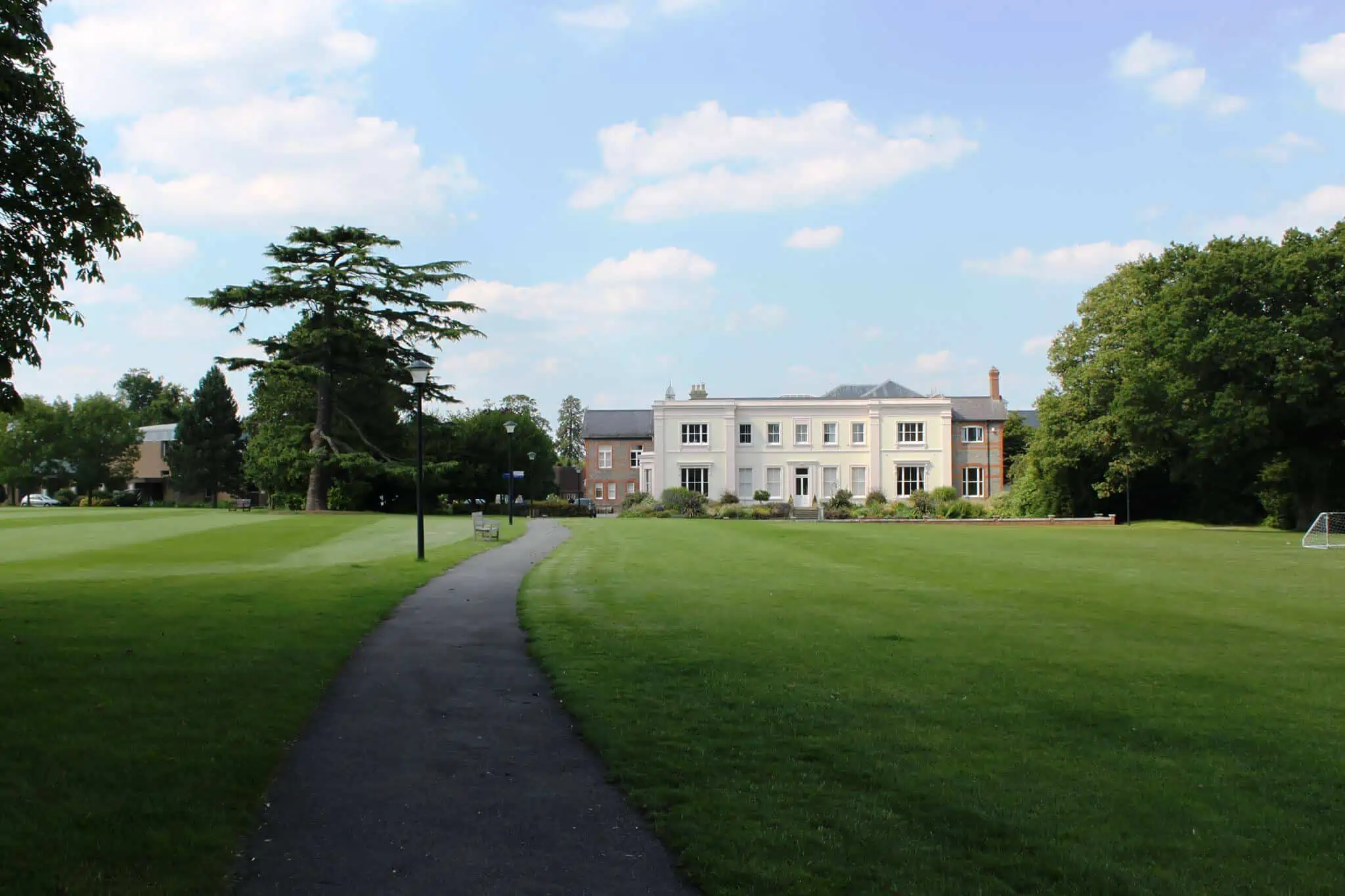 Leighton Park School logo